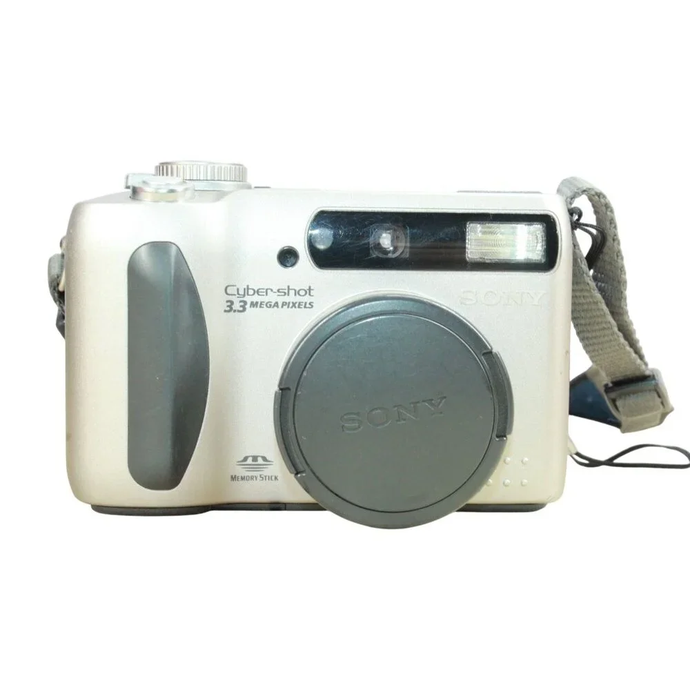 Sony Cyber Shot DSC-S75 3.2MP Digital Camera Silver with Bag